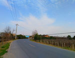蓝天下的乡村公路