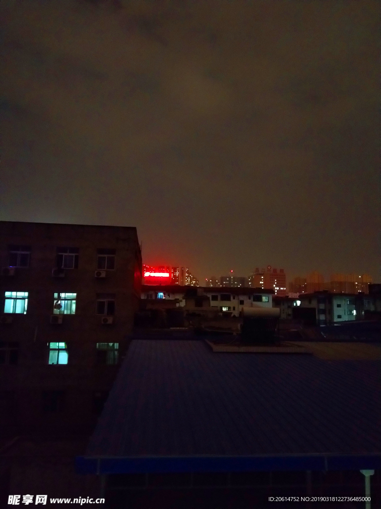 夜色下的城市高楼