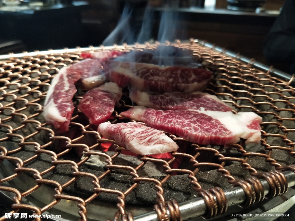 烤肉的烟