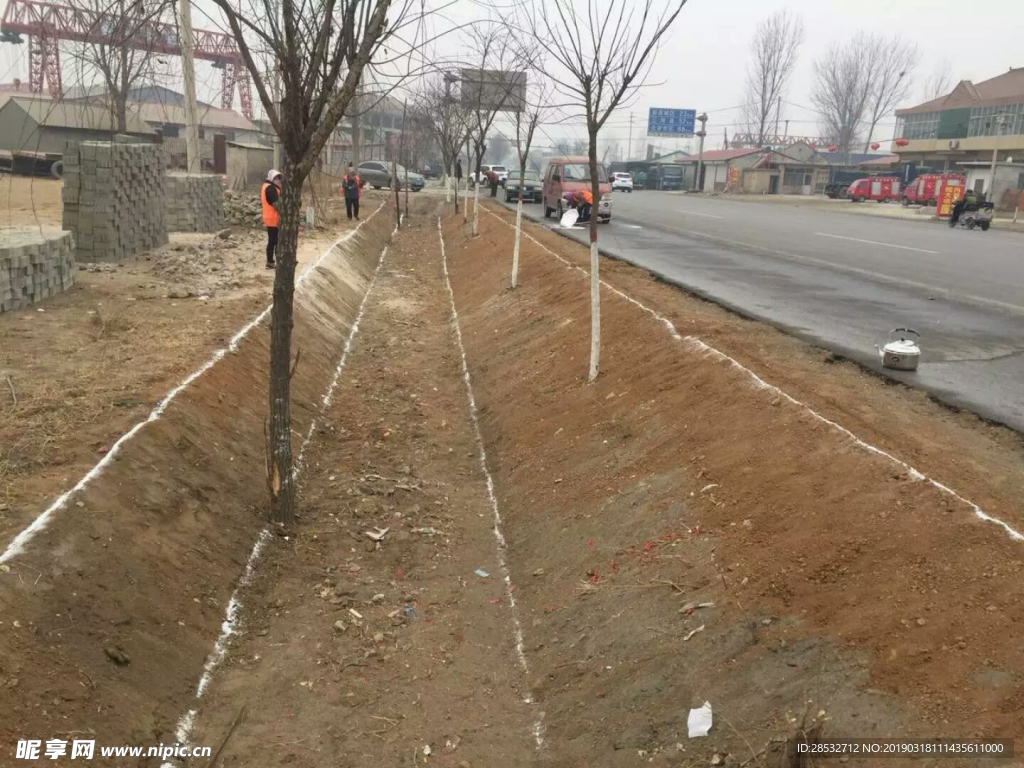 公路边沟