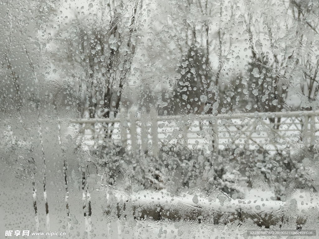 雨夹雪模糊玻璃透视景