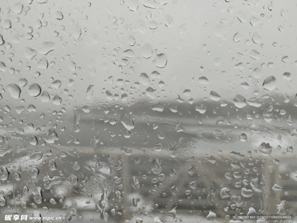 雨夹雪模糊玻璃透视景