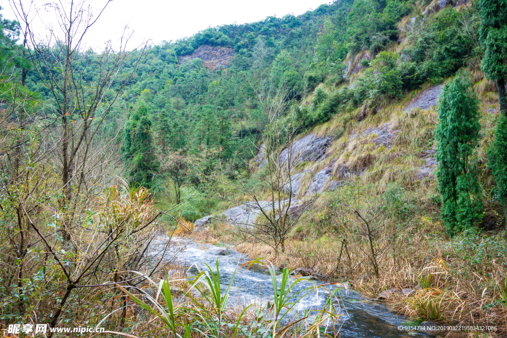 山川下的河流