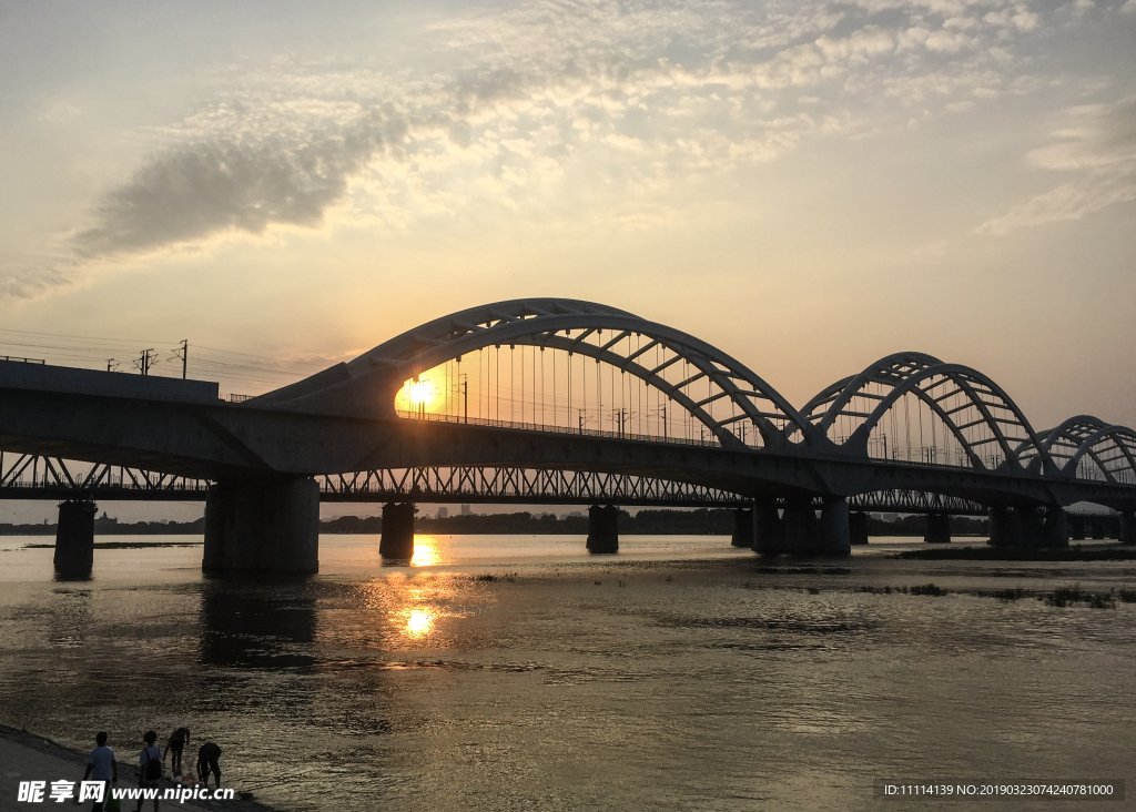 秋季的松花江畔夕阳风光