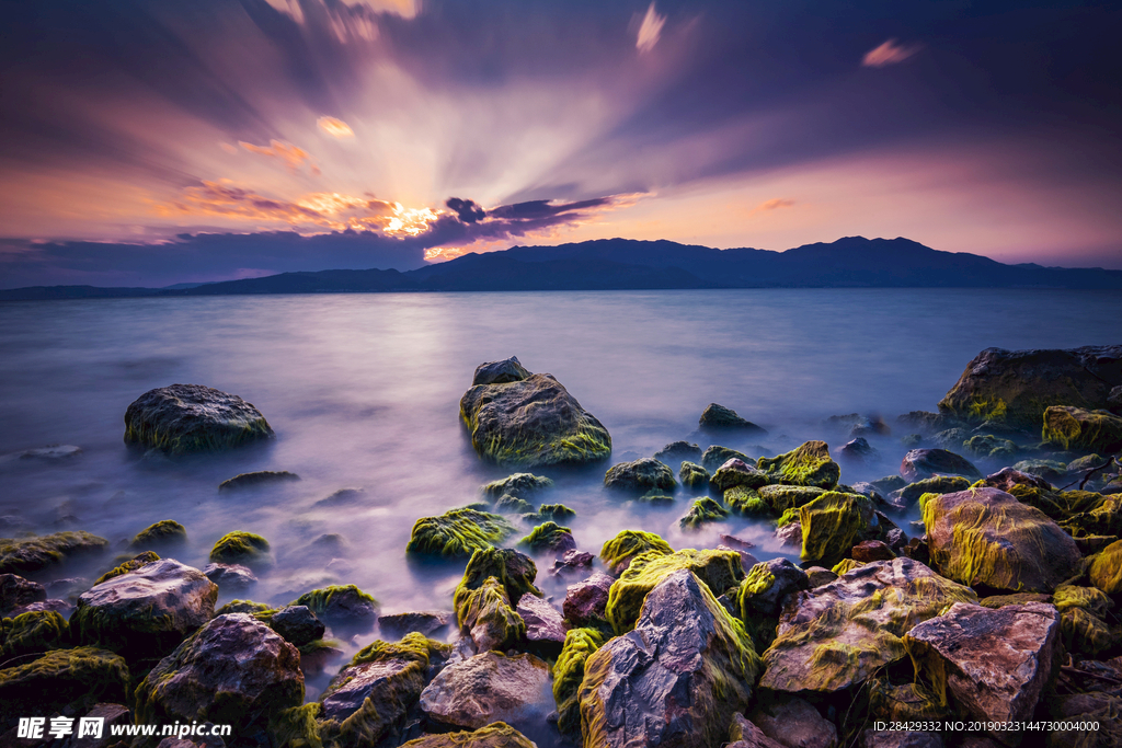 湖边的夕阳