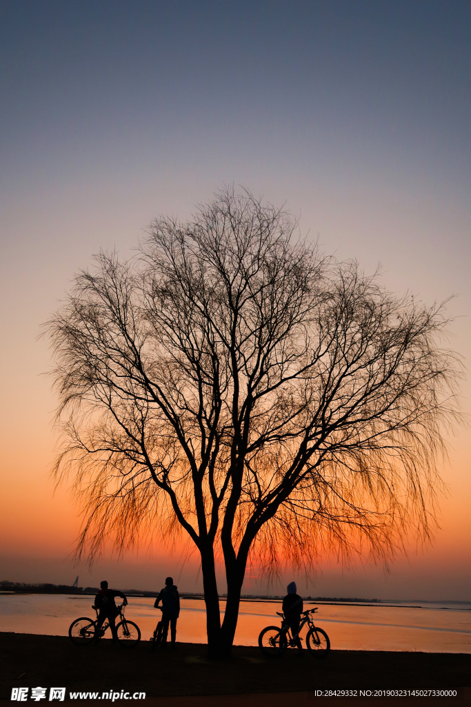 三个骑友湖边看夕阳