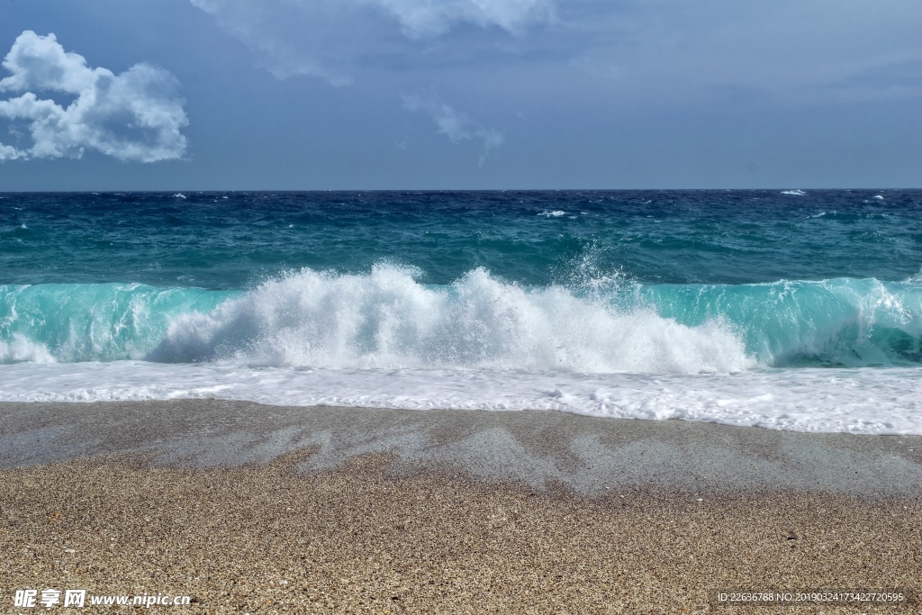 海浪海滩沙子海水蓝天白云8k图