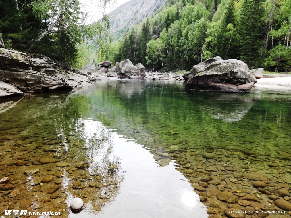 深山溪流