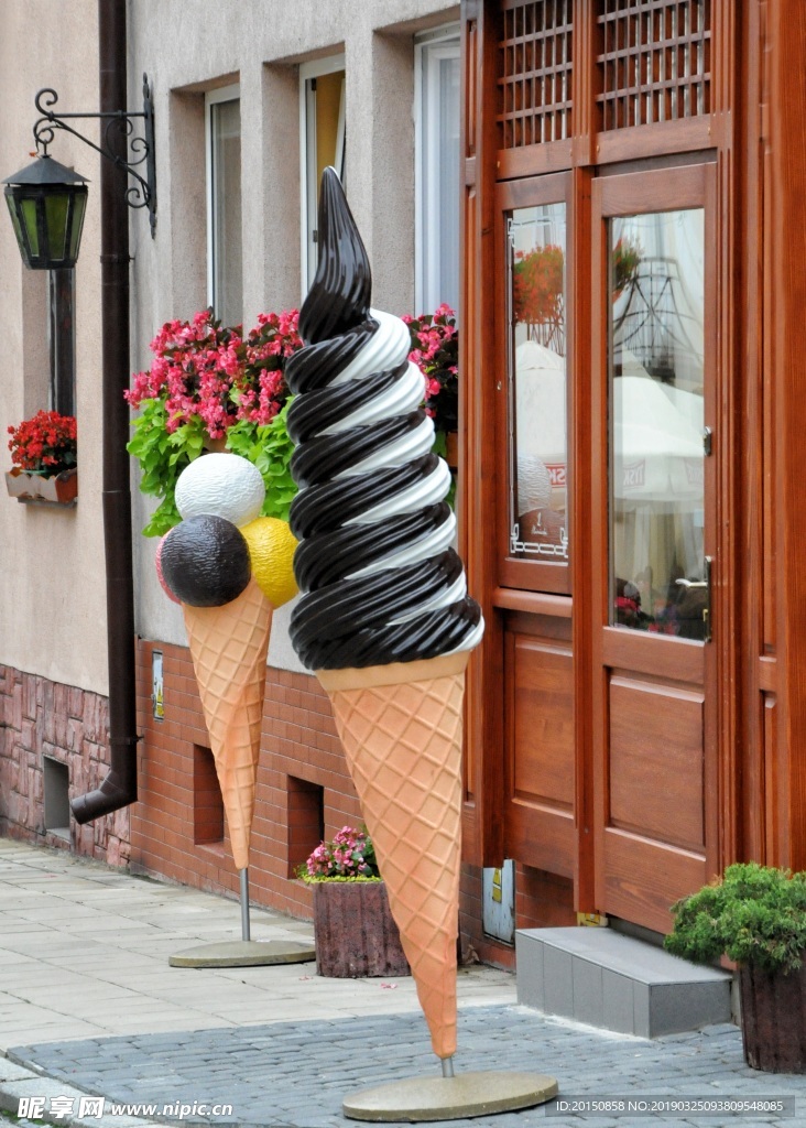 冰淇淋店门口招牌