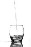 玻璃杯  喝水杯子 倒水