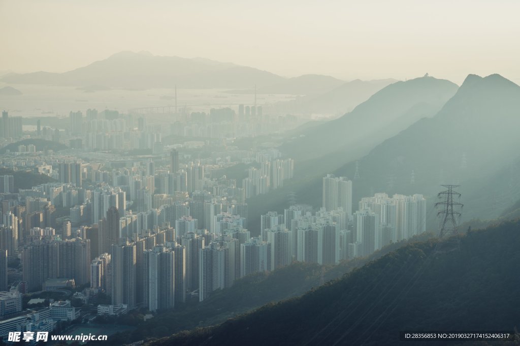 迷漫雾里的城市