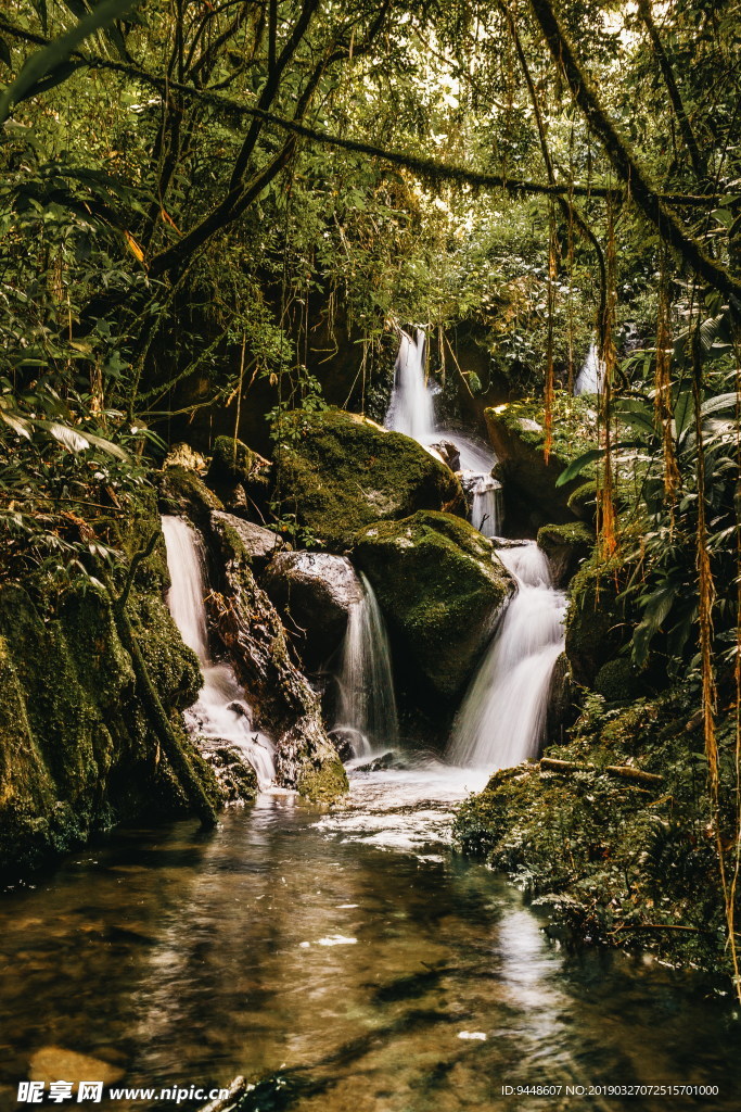 山间流水风景图片