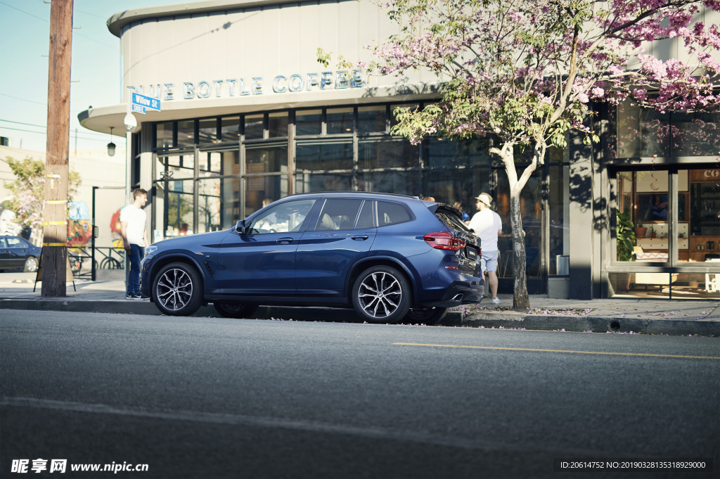 街边的BMW汽车