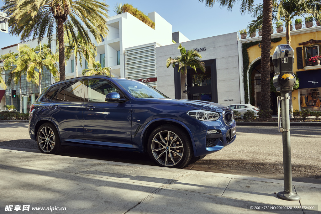 街边的BMW汽车