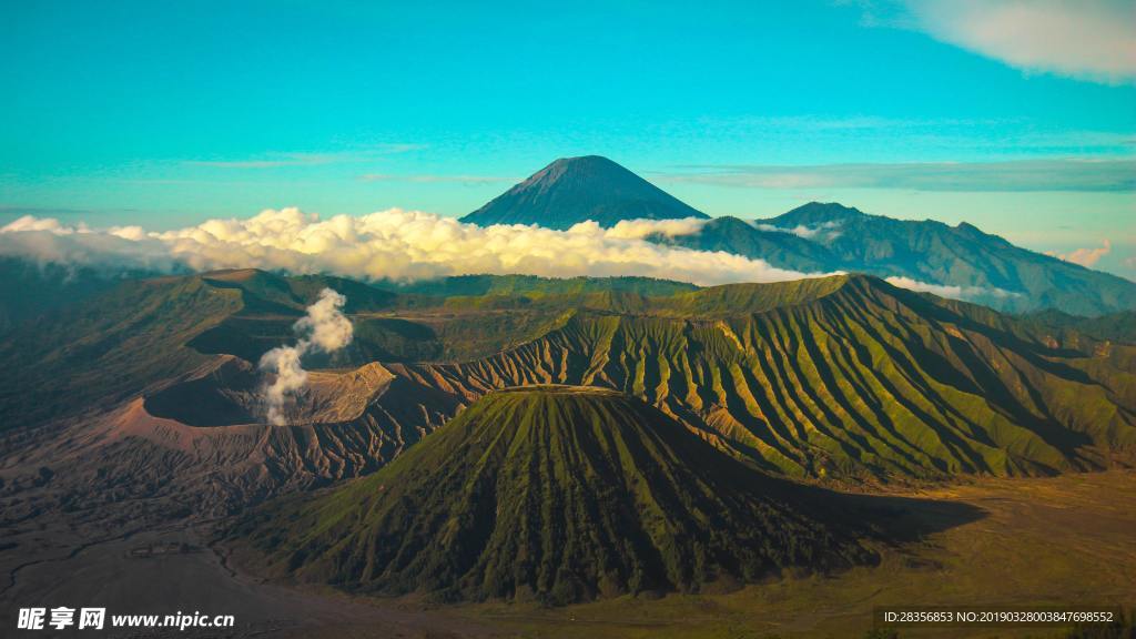 蓝天火山