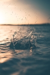 水溅起