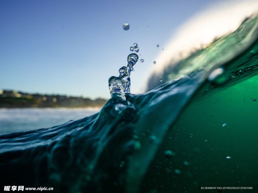 水溅起