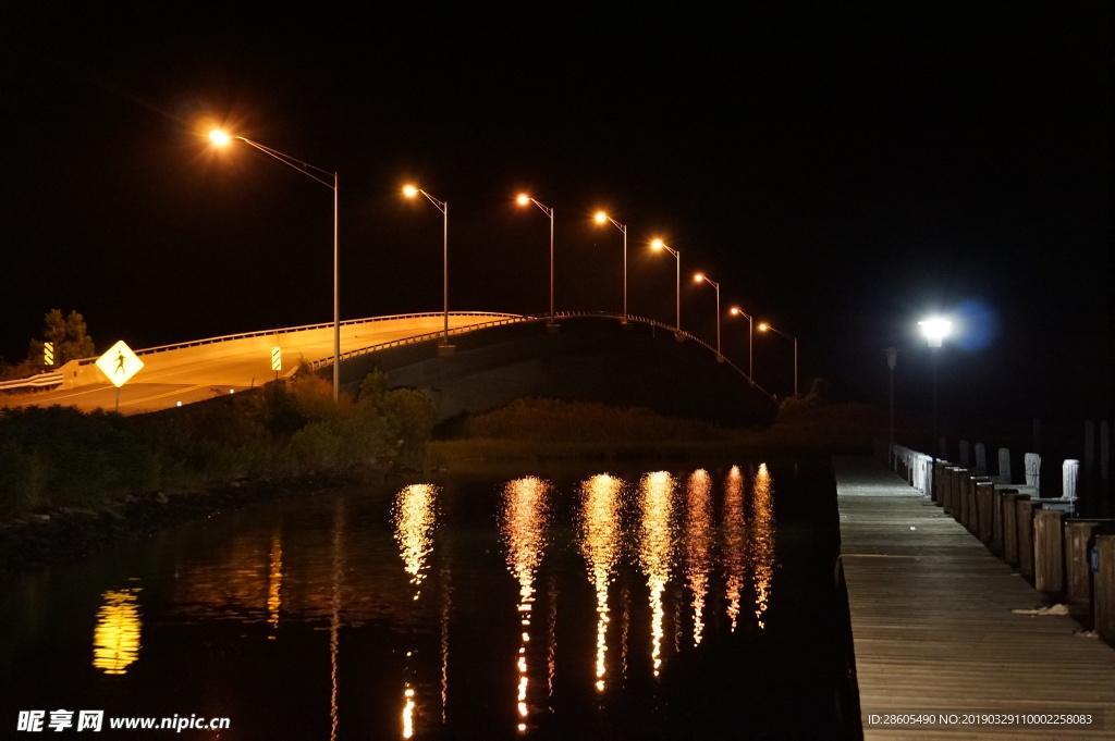 大桥小湖夜景路灯