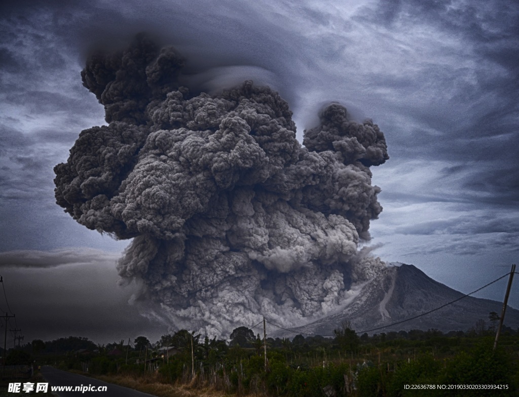 火山口喷发爆炸烟雾景观4k图片