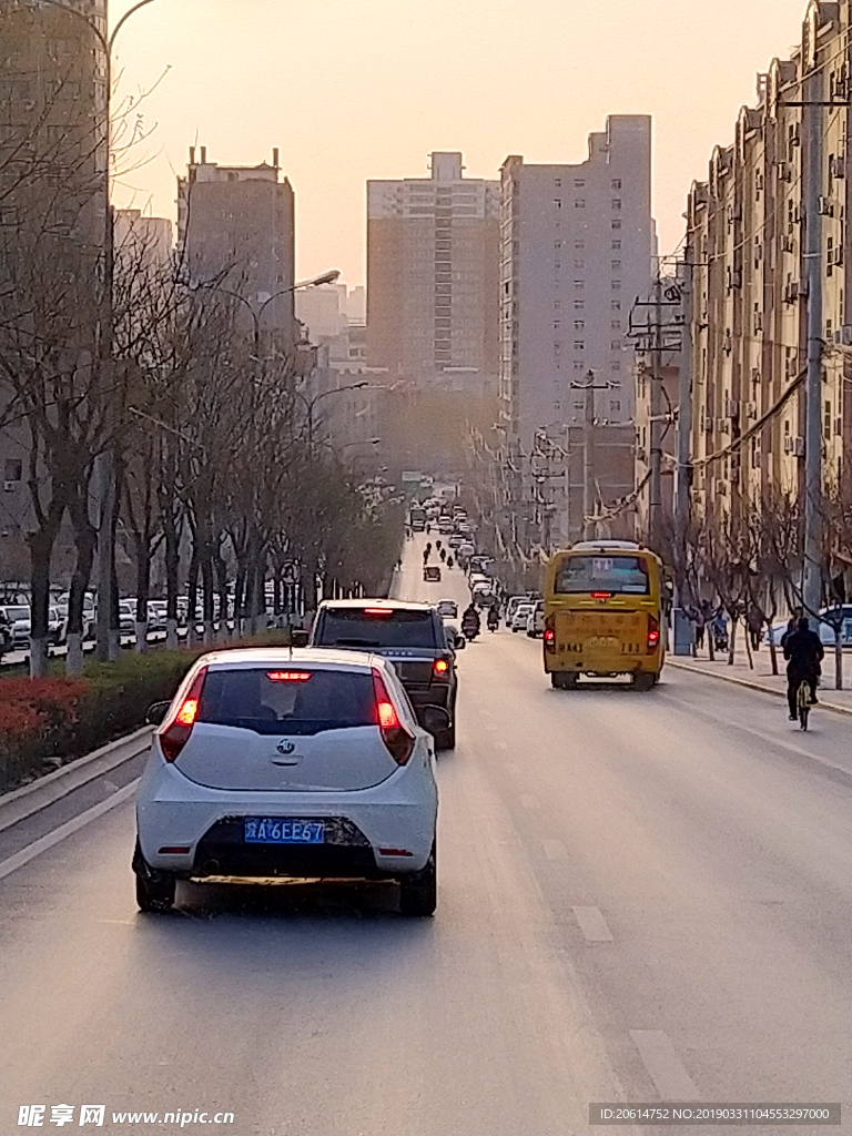 日暮下的城市街道