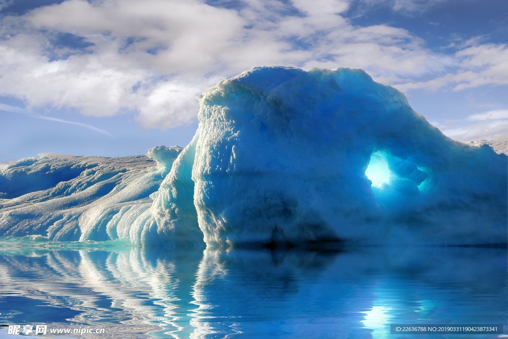 南北极冰山蓝色天空景色8k图片