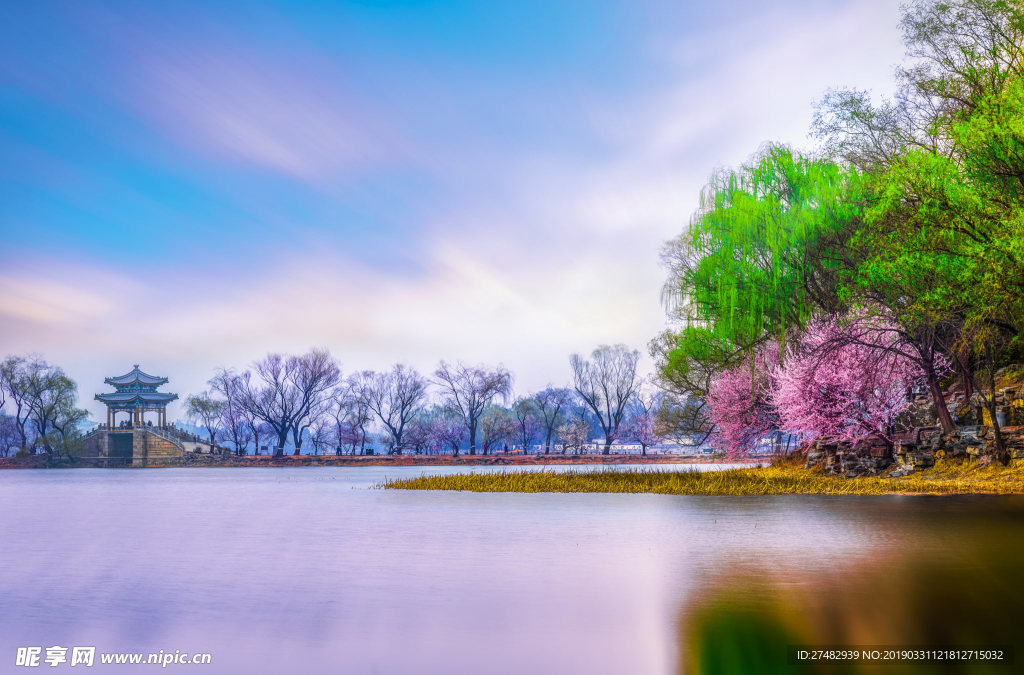 碧蓝天空 湖水 桃花 杨柳