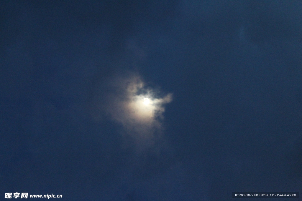 多云时的月亮