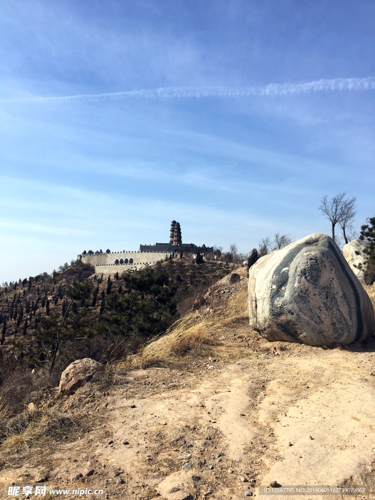 阳光下的凤山远景