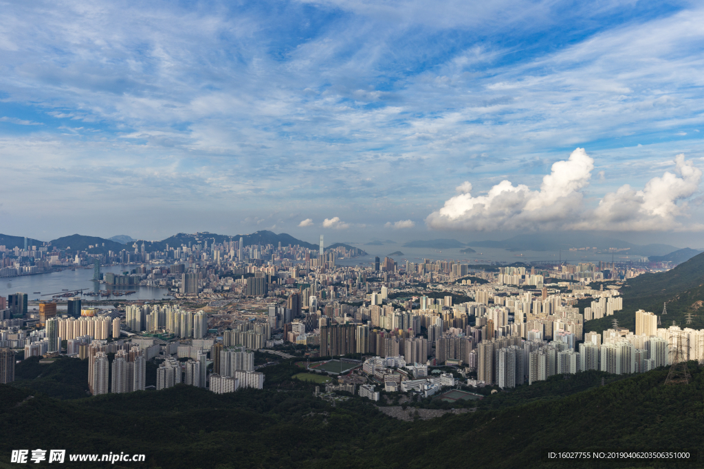 建筑空间城市建筑蓝天白云图片