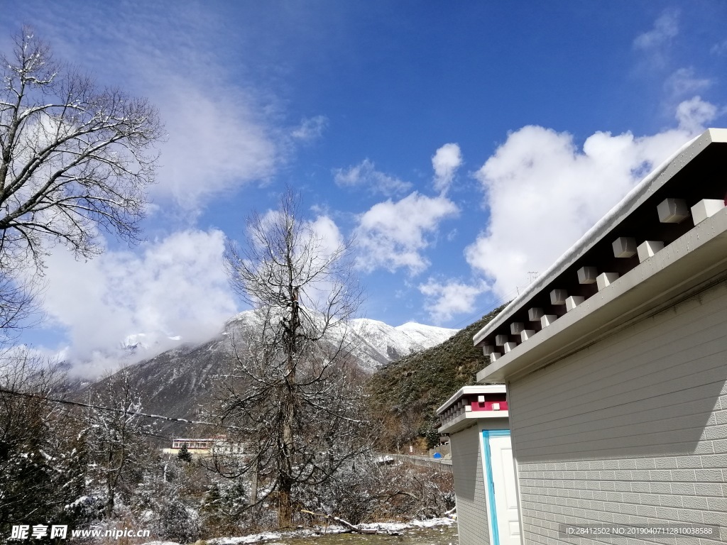 四川 甘孜州 稻城雪山 蓝天