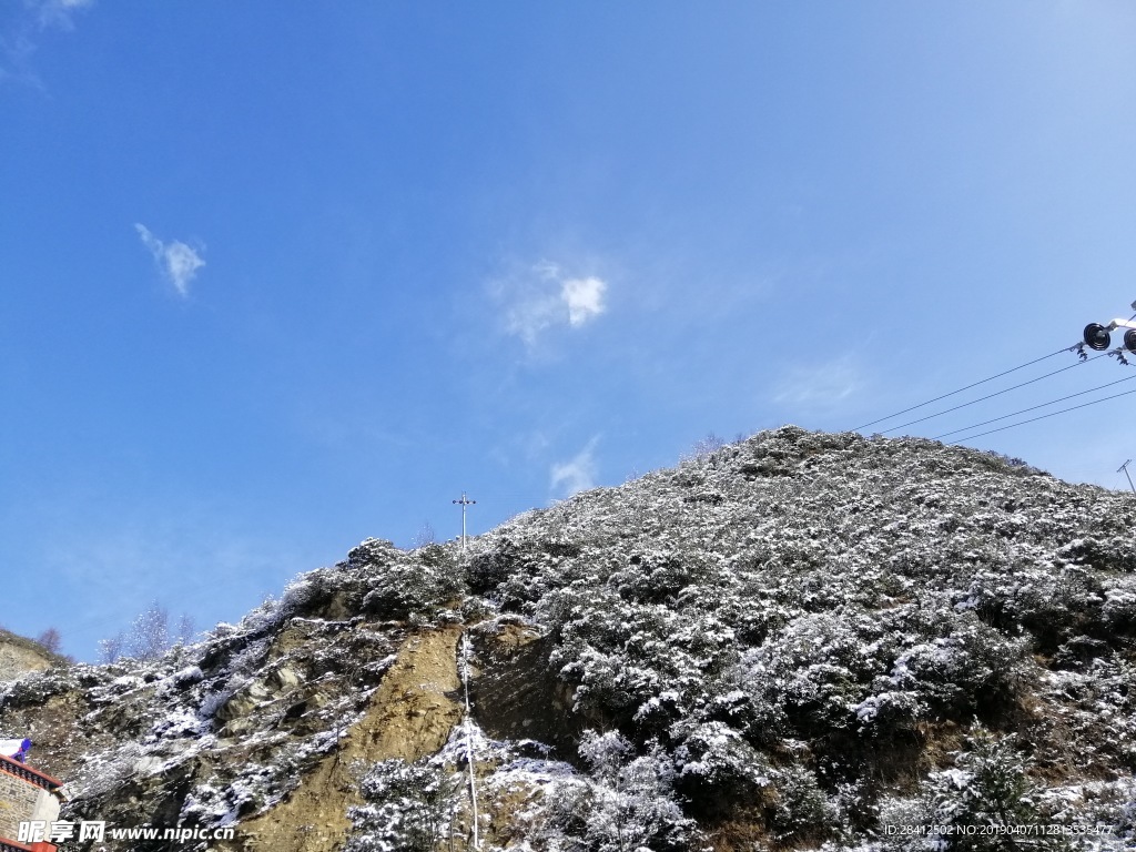 四川 甘孜州 稻城雪山 蓝天