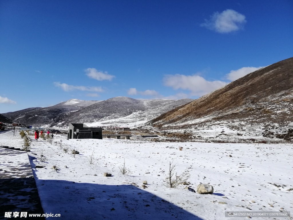 四川 甘孜州 稻城雪山 蓝天