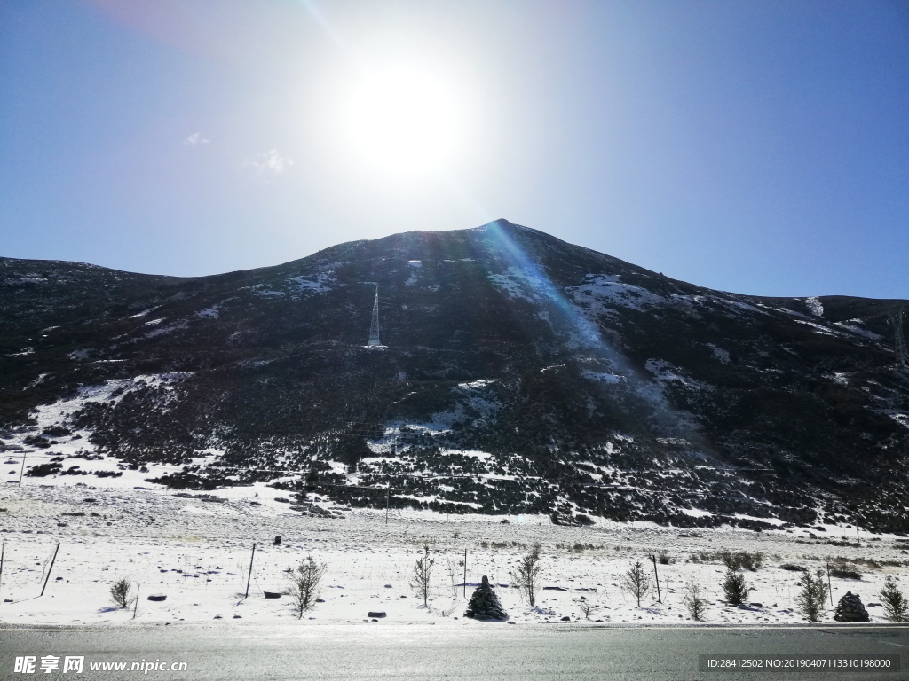 四川 甘孜州 稻城雪山 蓝天