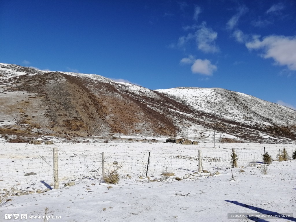 四川 甘孜州 稻城雪山 蓝天