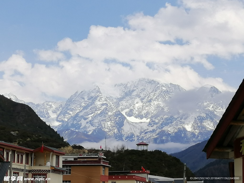 四川 甘孜州多折山雪蓝天 白云