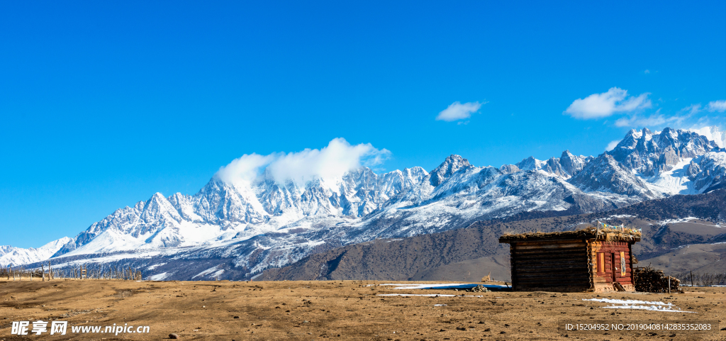 蓝天白云雪山