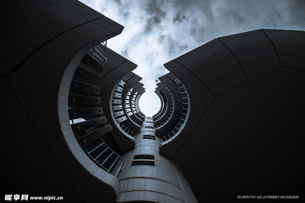 乌云密布的建筑上空
