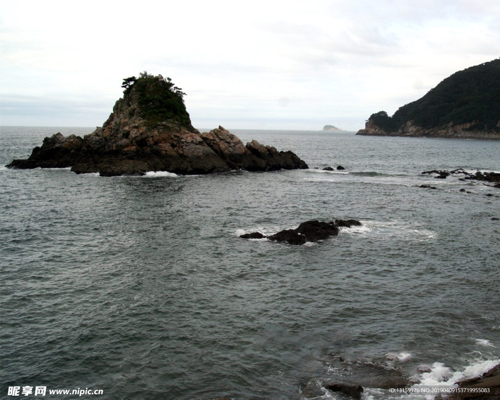 天空大海小岛照片