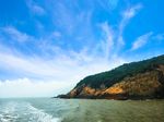 碧蓝天空湖泊礁石山水