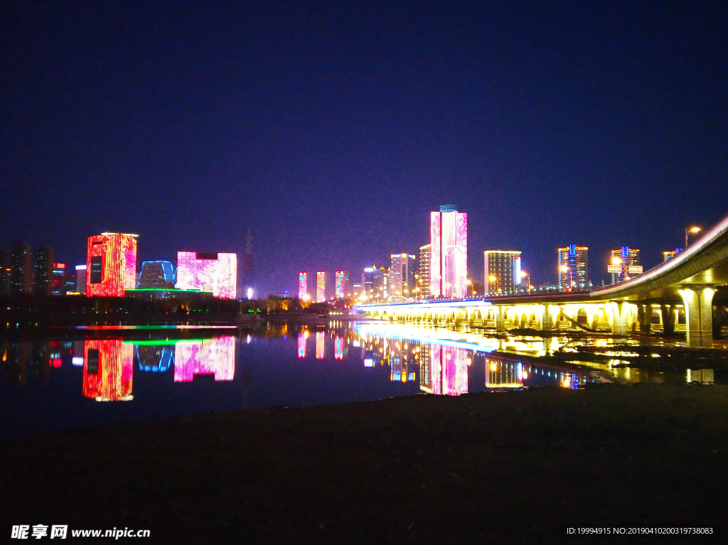 夜里河面建筑倒影