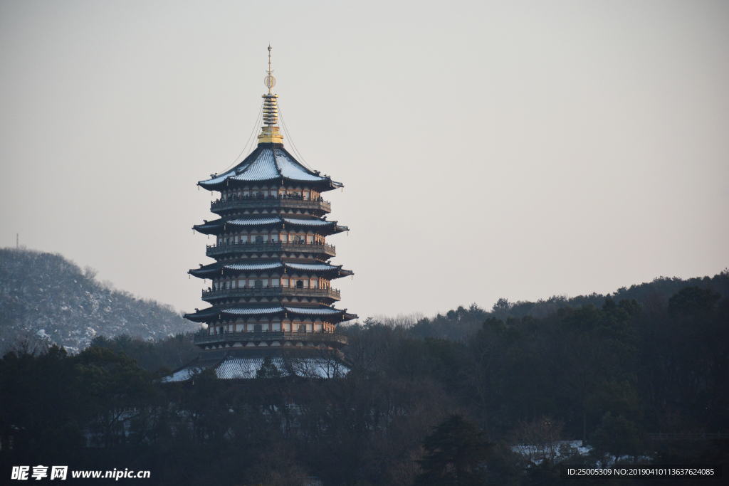 雪中雷峰塔