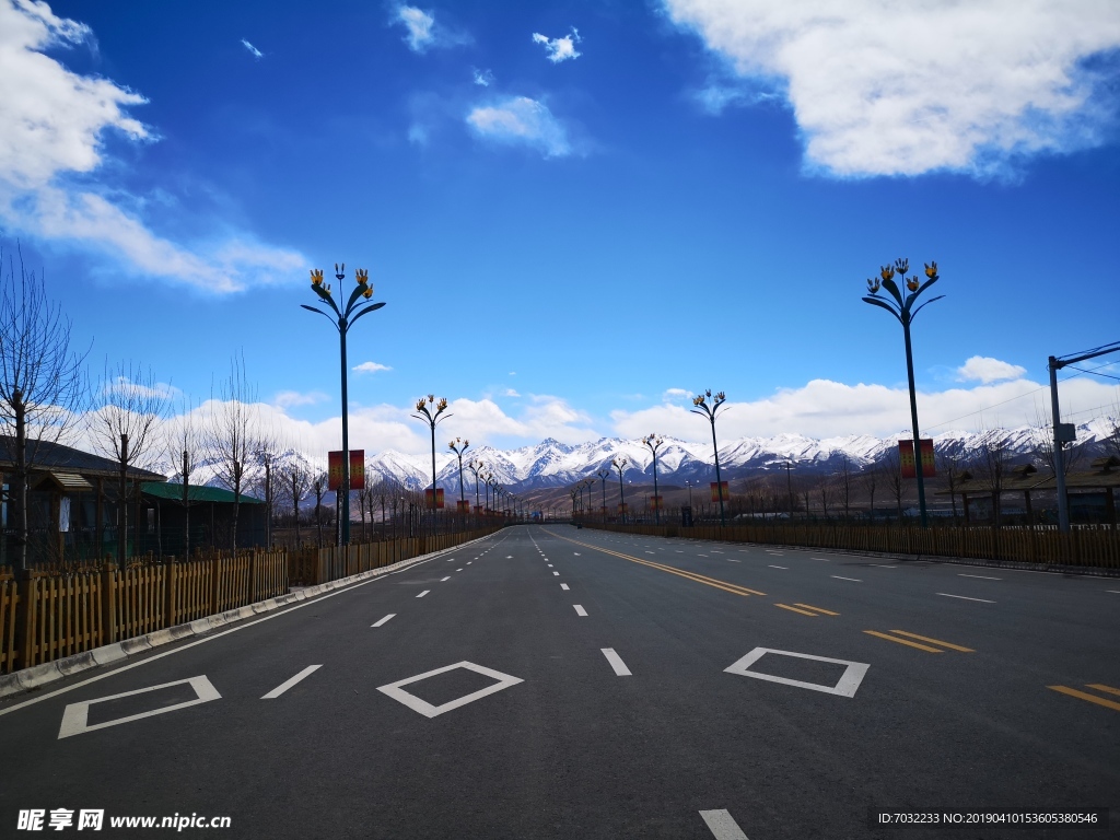 蓝天 白云 雪山 公路