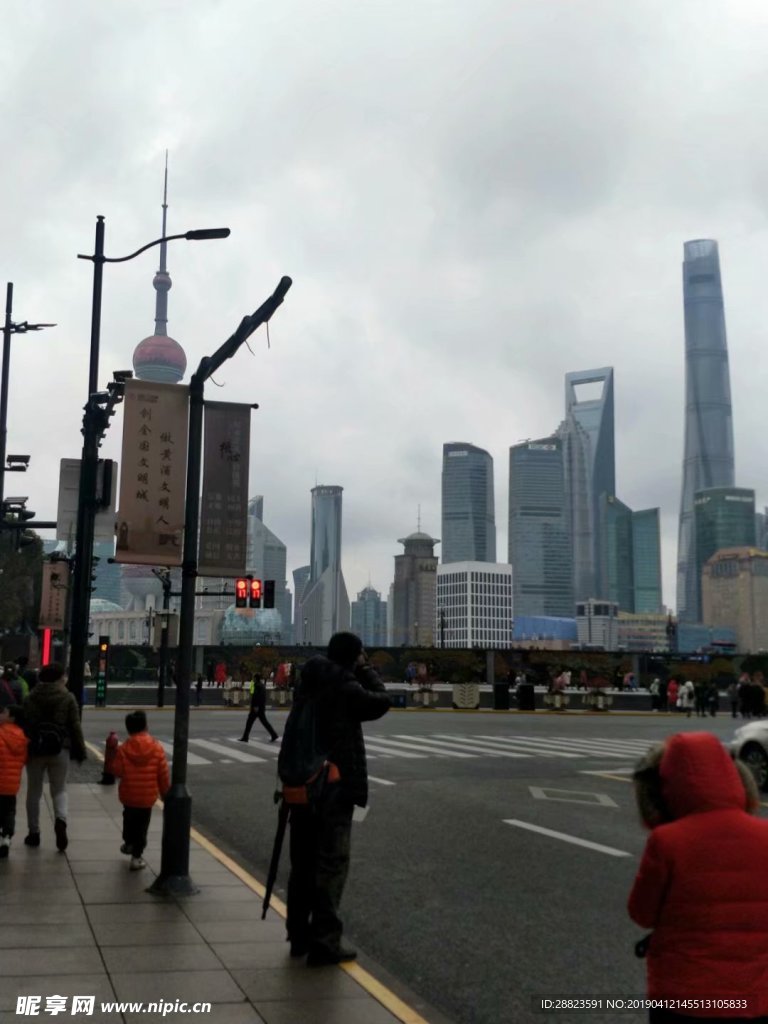 上海东方明珠侧面图