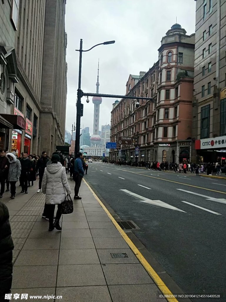 上海东方明珠侧面图