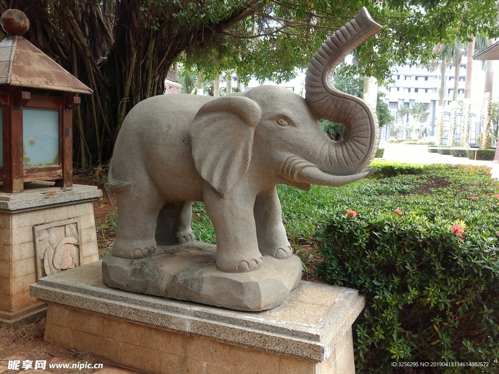 大理石大象侧面雕塑