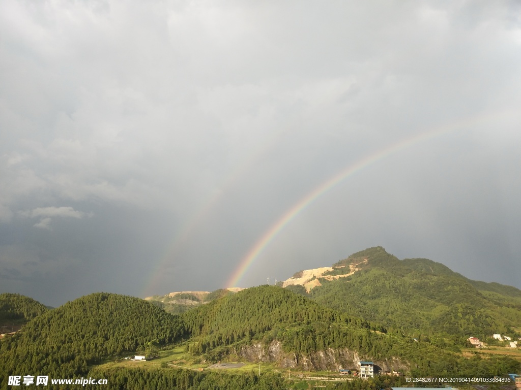 山间彩虹