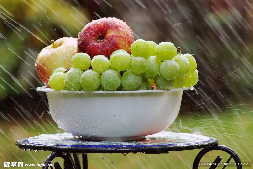 雨中水果