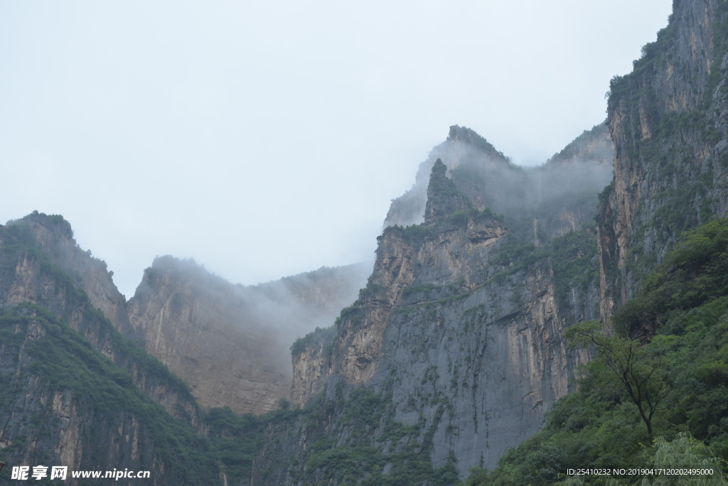 山峰天空