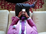 粉色西装看手机男士