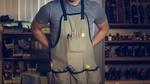 带工具围裙的男士形象